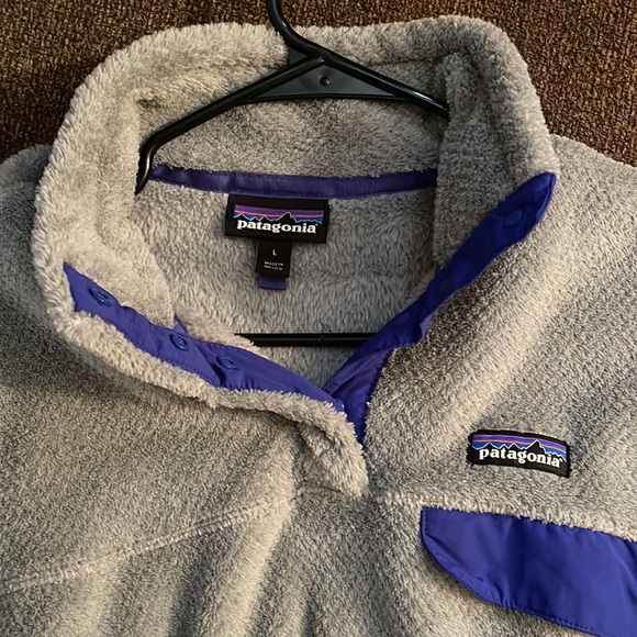 Quarter Button Patagonia pullover size large. Has one top pocket and two hands - Picture 2 of 3